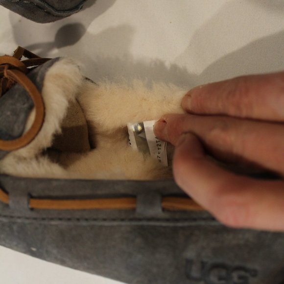NIB UGG WOMEN'S DAKOTA GRAY SUEDE SHEARLING TIE SLIPPERS‎ - Picture 6 of 6